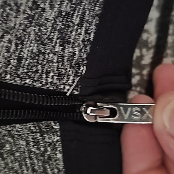 2 like new Victoria secret bras - Picture 6 of 10